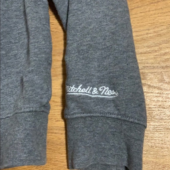 A crew neck seater - Picture 3 of 4